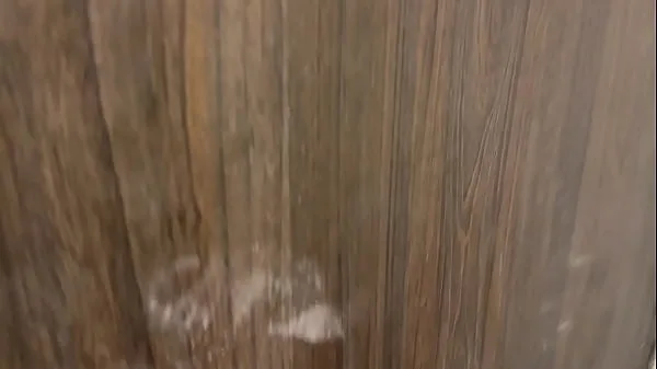 Cobro venganza con mi mejor amigo y me aprovecho que su hermanastra esta sola para entrar a escondidas y follarmela rico.