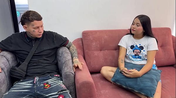 le tomo fotos a mi pequeña hermanastra desnuda, se pone cachonda y terminamos follando muy duro.