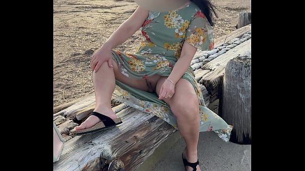 Amateur wife exposes herself in public beach