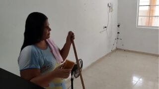 Contraté a esta criada y no pude contenerme por su enorme culo. Terminé cogiéndola y acabándole en sus tetas.