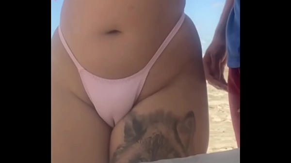 Deixei o novinho pegar na minha Buceta na praia e lógico que eu também peguei no pau dele