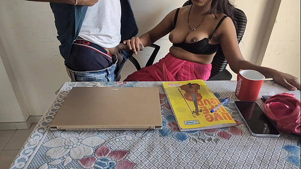 देसी इंडियन भाभी ऑफिस में काम कर रही थी तो उसको मैने जबरदस्त चोदा