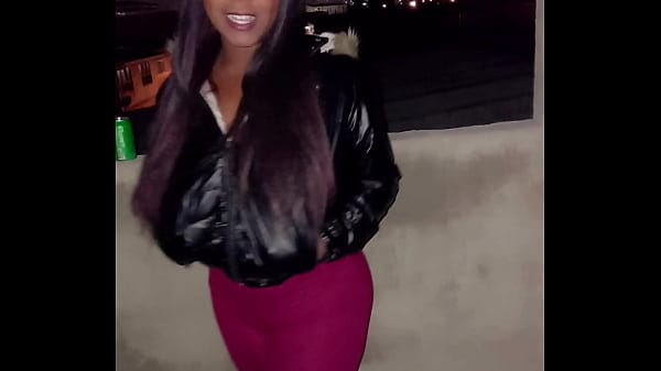 Latina caliente con grandes tetas naturales se la follan después de subir a la casa