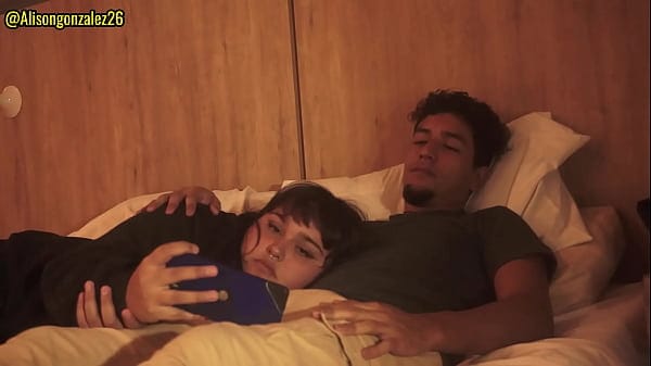 Mirando una pelicula con mi padrastro y sin querer me trague su pene (casi nos descubren)