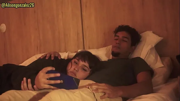 Mirando una pelicula con mi padrastro y sin querer me trague su pene (casi nos descubren)