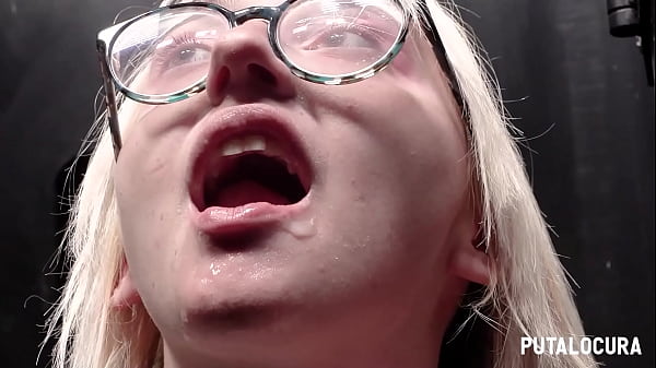 PutaLocura – Friki rubita Emejota tragando lefa y pollas en morboso GloryHole