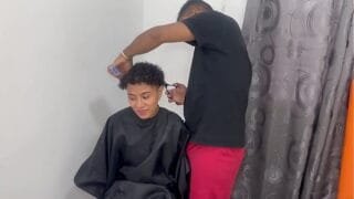 RICA INDIA ME PIDE QUE LE CORTE EL CABELLO Y ME PAGA CON SU CUERPO RICA FOLLADA HASTA CORRERME EN SU COÑO