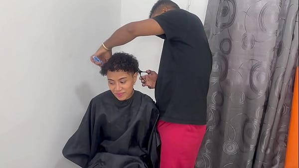 RICA INDIA ME PIDE QUE LE CORTE EL CABELLO Y ME PAGA CON SU CUERPO RICA FOLLADA HASTA CORRERME EN SU COÑO